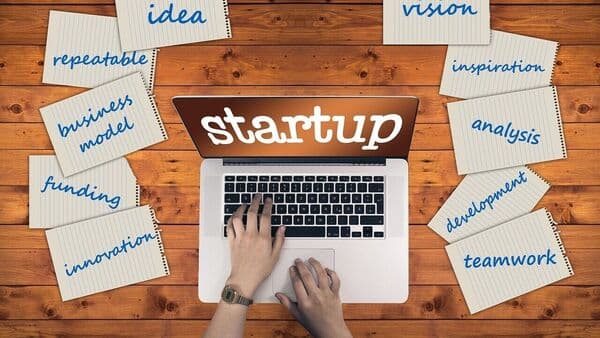 Illustration for the article: Funding Winter Se IPO Boom Tak: Startups Ka Pivot